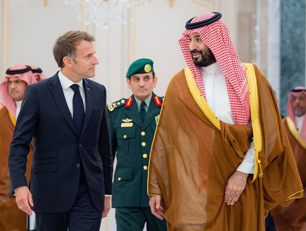 ولي العهد السعودي يستقبل الرئيس الفرنسي في الرياض