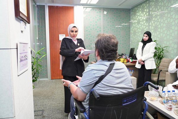 وزيرة الشؤون الاجتماعية وشؤون الأسرة والطفولة د.أمثال الحويلة في حوار مع أحد المواطنين