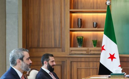 الشرع وباراك يبحثان التنسيق لتعزيز الأمن والاستقرار