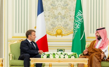 ولي العهد السعودي يبحث مع الرئيس الفرنسي تطورات الأوضاع الإقليمية والدولية