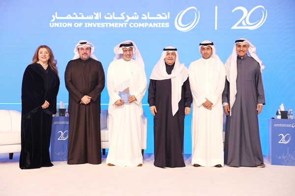 من اليمين بدر السبيعي وعبدالله التركيت وضرار الغانم وصالح السلمي وفيصل صرخوه وفدوى درويش خلال احتفالية الاتحاد بالذكرى العشرين لإشهاره