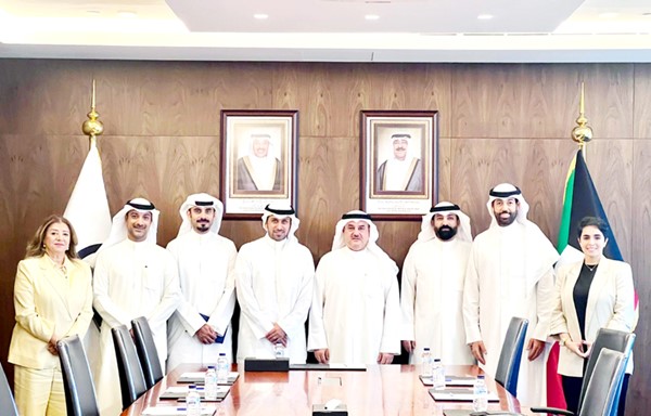 عبدالله التركيت ود.حمد المكراد وفدوى درويش وعبدالله الشطي ودخيل الدخيل في صورة جماعية مع وحدة التحريات المالية