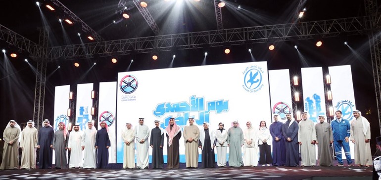 النائب الأول لرئيس مجلس الوزراء ووزير الداخلية الشيخ فهد اليوسف ورئيس ديوان سمو ولي العهد الشيخ ثامر الجابر ومحافظ الأحمدي الشيخ حمود الجابر والرئيس التنفيذي لمؤسسة البترول الكويتية الشيخ نواف السعود والرئيس التنفيذي في شركة نفط الكويت أحمد العيدان والعضو المنتدب بقطاع التسويق العالمي والرئيس التنفيذي بالوكالة لشركة ناقلات النفط الكويتية الشيخ خالد الصباح ووزير الدولة للشؤون الاقتصادية والاستثمار عبدالعزيز المرزوق ووزير الصحة د.أحمد العوضي ووزير النفط طارق الرومي ووزير الدولة لشؤون البلدية ووزير الدولة لشؤون الإسكان عبداللطيف المشاري خلال الحفل الختامي ليوم الأحمدي الرياضي