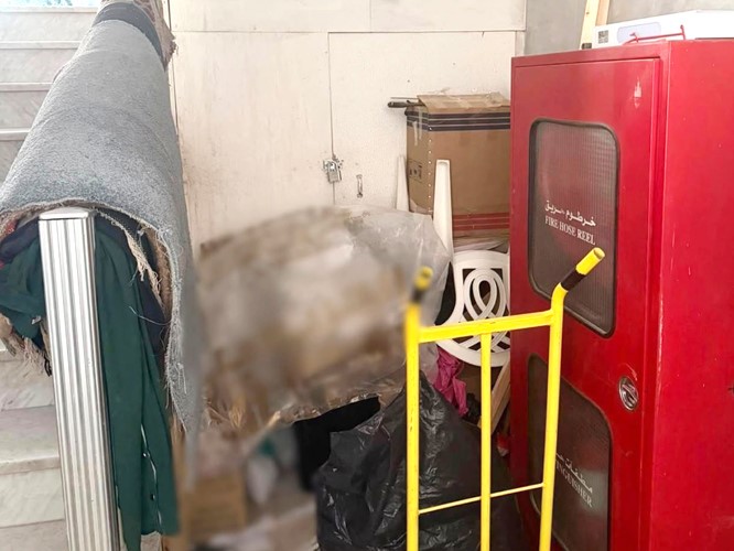 معدات متكدسة تعوق الوصول إلى وسائل مكافحة الحريق