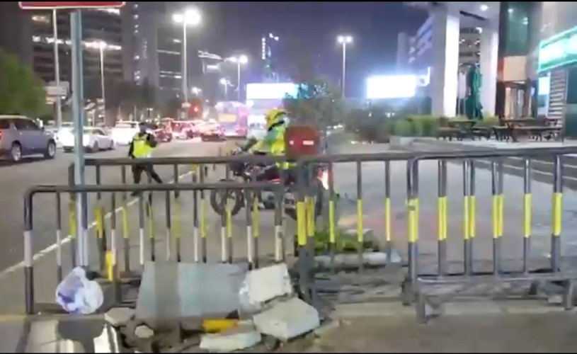 المرور ترصد مخالفات خطيرة لدراجات التوصيل السير بين المركبات وصعود الأرصفة