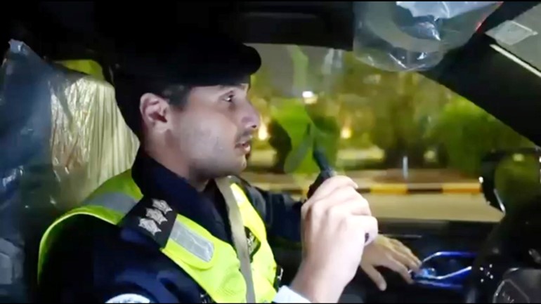 رجل مرور يتواصل مع غرفة العمليات لمتابعة ورصد أحد المخالفين