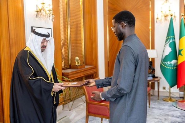 سفيرنا لدى السنغال نايف المضف يقدم أوراق اعتماده لرئيس السنغال بشير جوماي جاخار فاي