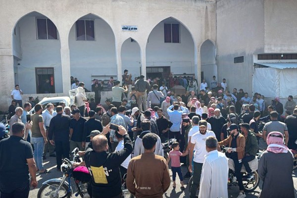 جانب من تشييع جثمان الشاب القتيل في قرية جملة (سانا)