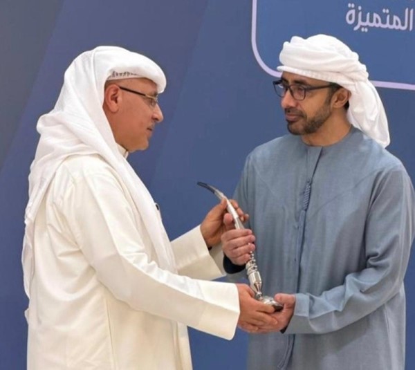 نائب رئيس مجلس الوزراء وزير الخارجية الإماراتي الشيخ عبدالله بن زايد يسلم الجائزة إلى سفيرنا لدى أبوظبي جمال الغنيم