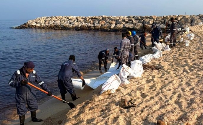الإمارات تواصل جهود احتواء آثار تسرب نفطي على شواطئ إمارة أم القيوين