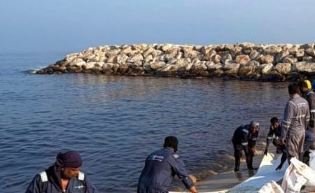الإمارات: تواصل جهود احتواء آثار تسرب نفطي على شواطئ إمارة أم القيوين