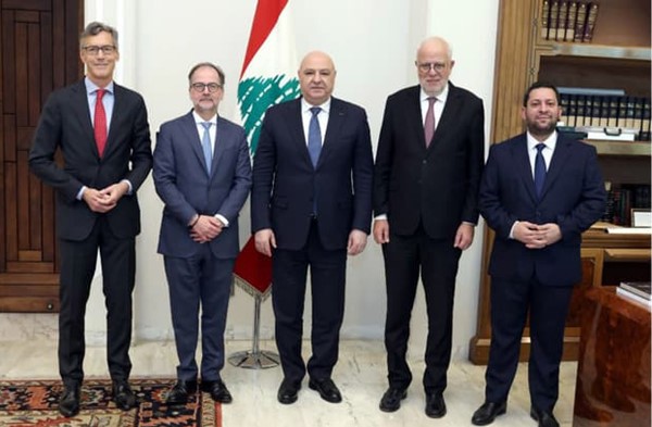 الرئيس اللبناني جوزف عون متوسطا وزير العدل عادل نصار والأمين العام لمؤتمر لاهاي للقانون الدولي الخاص كريستوف برناسكوني