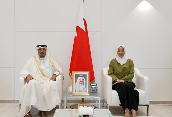 وزيرة السياحة البحرينية فاطمة الصيرفي مع سفير الكويت لدى مملكة البحرين جاسم الناجم
