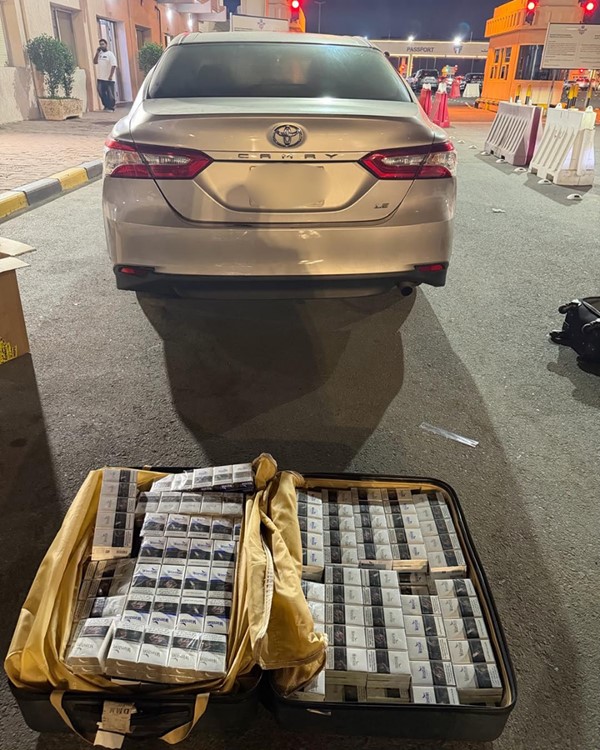 إحباط محاولة تهريب 63 كرز سجائر مخبأة داخل حقيبة