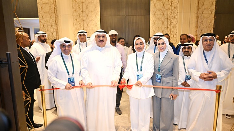 وزير الصحة د.أحمد العوضي خلال افتتاحه مؤتمر مجلس أقسام الأمراض الجلدية 2026 (قاسم باشا)