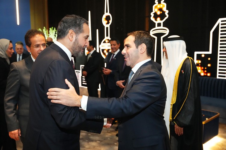 ‏الشيخ عبدالله ناصر صباح الأحمد مع رئيس مجلس إدارة اتحاد المصارف حمد المرزوق