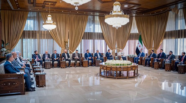وزير الخارجية السوري أسعد الشيباني يجتمع مع لجنة الشؤون ‌‏الدبلوماسية والقنصلية في مجلس الشعب بحضور عدد من المستشارين ومديري ‌‏الإدارات في الوزارة (سانا)