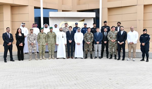 مدير المركز الإقليمي لحلف الناتو ومبادرة إسطنبول للتعاون المستشار عماد الكندري مع المشاركين ومنظمي دورة «التواصل في الأزمات» أمام المركز