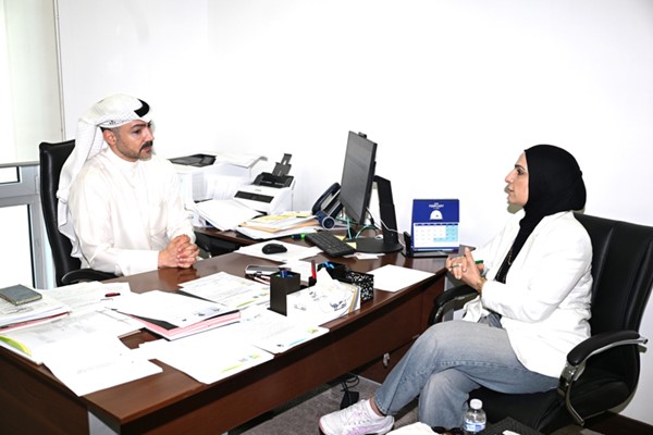 مدير إدارة السلامة الكيميائية ومدير إدارة المخلفات بالإنابة د.مشعل الإبراهيم متحدثا للزميلة دارين العلي 	(ريليش كومار)