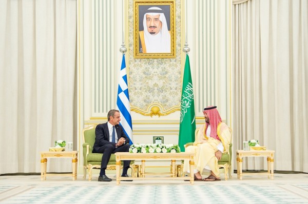 صاحب السمو الملكي الأمير محمد بن سلمان ولي العهد رئيس مجلس الوزراء السعودي مستقبلا رئيس الوزراء اليوناني كيرياكوس ميتسوتاكيس في الرياض ( واس)