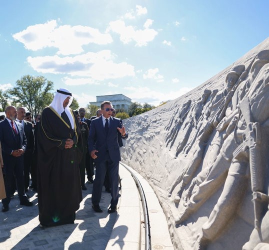 وزير الدفاع الشيخ عبدالله العلي خلال مراسم افتتاح النصب التذكاري لعمليتي (درع الصحراء) و(عاصفة الصحراء)