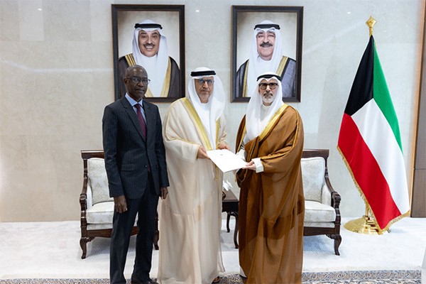وزير الخارجية يتلقى رسالة خطية مشتركة من نظيريه الإماراتي والسنغالي