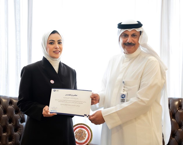 المدير العام لوكالة الأنباء الكويتية (كونا) بالتكليف محمد المناعي مكرما رئيس رابطة أطباء الجلد الكويتية د.عبير البذالي