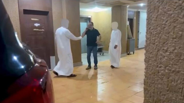 رجال المباحث في انتظاره لدى دخول البناية