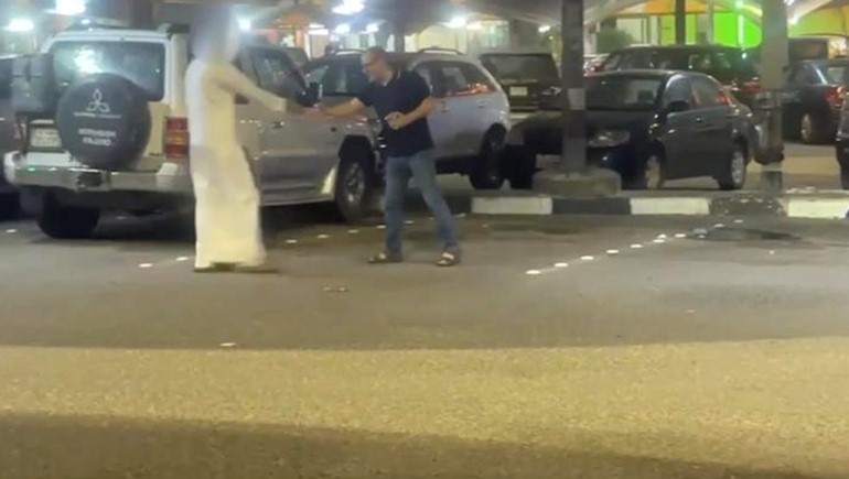 لحظة تسلم الوافد المبلغ المرقم وتسليم الحبوب المحظورة للمصدر