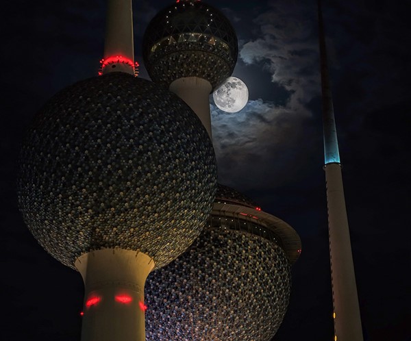 الليلة.. "قمر الصياد" يضيء سماء الكويت في مشهد كوني بديع