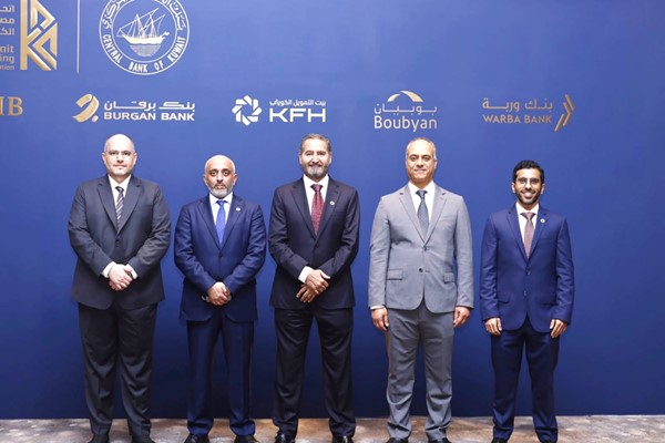 حمد المرزوق متوسطا أحمد السميط ويوسف الرويح وعبدالله الحداد وفهد السعد في حفل استقبال البنوك