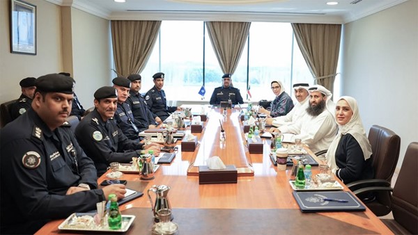  وكيل وزارة الداخلية اللواء عبدالوهاب الوهيب مترئسا الاجتماع بحضور وكيل الوزارة المساعد لشؤون الخدمات الأمنية المساندة اللواء فواز الرومي ومدير عام الإدارة العامة للمشاريع الإنشائية والكبرى م.ضحى الضاحي وعدد من القيادات في الجهتين