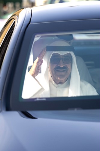 صاحب السمو يحيي الحضور في التمرين
