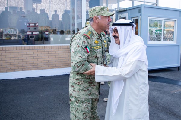 صاحب السمو الأمير الشيخ مشعل الأحمد لدى زيارته الحرس وفي استقباله وكيل الحرس الوطني الفريق الركن حمد البرجس