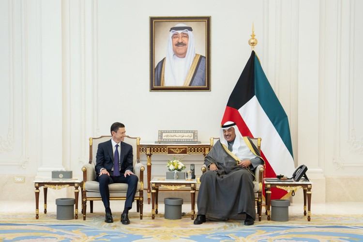 سمو ولي العهد الشيخ صباح الخالد خلال استقباله الرئيس التنفيذي المشارك في شركة كي كي آر سكوت تشالز نوتال