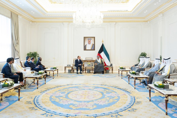 سمو ولي العهد الشيخ صباح الخالد خلال استقبال رئيس مجلس الإدارة والرئيس التنفيذي لشركة بلاك روك لاري فينك بحضور رئيس ديوان سمو ولي العهد الشيخ ثامر الجابر ومدير عام هيئة تشجيع الاستثمار المباشر الشيخ د.مشعل الجابر والعضو المنتدب للهيئة العامة للاستثمار الشيخ سعود سالم العبدالعزيز