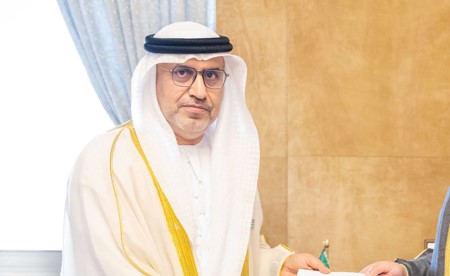 وزير الديوان الأميري تسلّم دعوة لحضور سباق جائزة الاتحاد للطيران الكبرى للفورمولا 1 بأبوظبي في ديسمبر