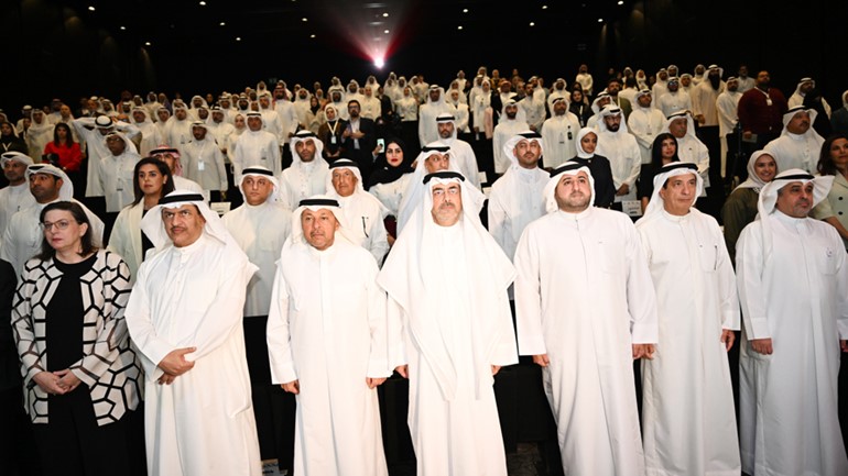 وكيل الدفاع الشيخ د.عبدالله المشعل ود.يوسف الإبراهيم ومحافظ الفروانية الشيخ عذبي الناصر ومحافظ العاصمة الشيخ عبدالله السالم ومحافظ الجهراء حمد الحبشي في مقدمة الحضور(قاسم باشا)