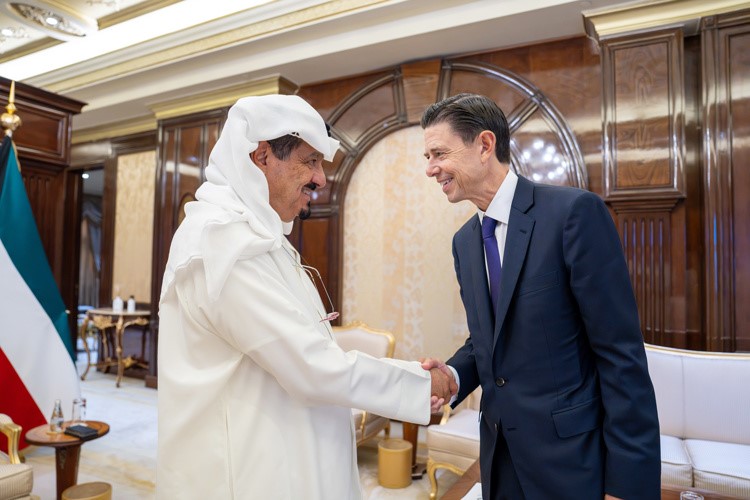 رئيس مجلس الوزراء سمو الشيخ أحمد العبدالله مستقبلا الرئيس التنفيذي المشارك لشركة KKR الاستثمارية سكوت نوتال