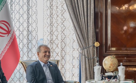 أمير قطر ورئيس إيران يستعرضان تطورات المفاوضات ومضيق هرمز