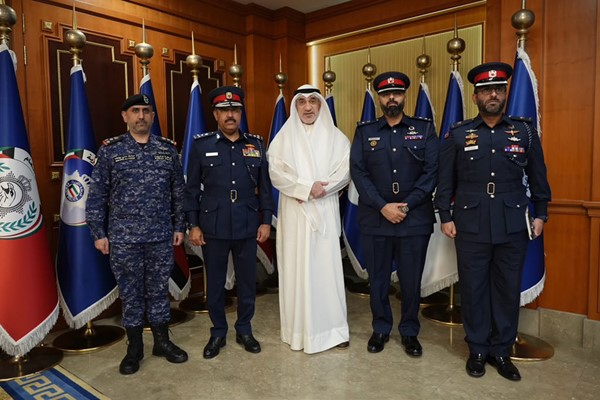  النائب الأول لرئيس مجلس الوزراء ووزير الداخلية الشيخ فهد اليوسف مستقبلا قائد خفر السواحل بمملكة البحرين العميد الركن بحري عبدالرحمن أحمد الرويعي بحضور مدير عام الإدارة العامة لخفر السواحل العميد الركن بحري الشيخ مبارك علي اليوسف