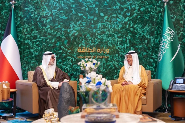  وزير الخارجية الشيخ جراح الجابر خلال اللقاء مع وزير الطاقة وزير الصناعة والثروة المعدنية في المملكة العربية السعودية صاحب السمو الملكي الأمير عبدالعزيز بن سلمان