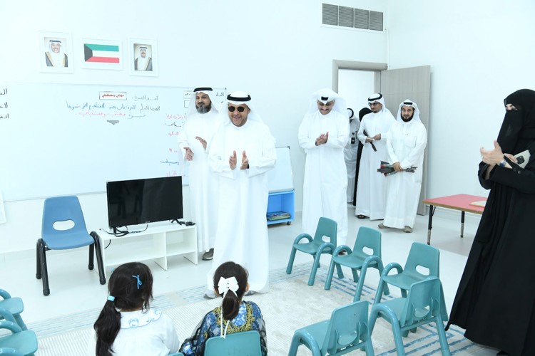 محافظ الفروانية يطلع على أعمال الصيانة المنجزة في روضة السلام وعدد من مدارس المحافظة