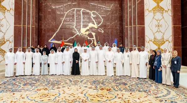 مساعد وزير الخارجية لشؤون القنصلية السفير عزيز الديحاني والوكيلة المساعدة للشؤون القنصلية بوزارة الخارجية الإماراتية الشيخة حصة بنت سلطان بن خليفة آل نهيان مع المشاركين في الاجتماع بلقطة جماعية