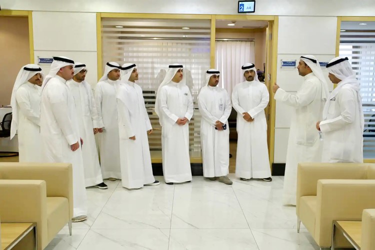 الباحثون القانونيون المشاركون في دورة إعداد وكلاء النيابة خلال زيارة مقر نزاهة