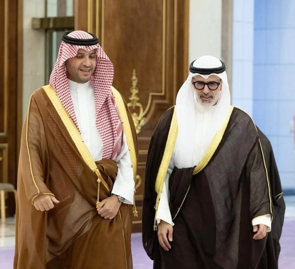 وزير الخارجية بحث مع وزير الدولة السعودي تعزيز العلاقات الأخوية