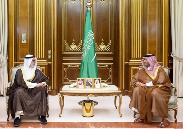  وزير الخارجية الشيخ جراح الجابر خلال اللقاء مع وزير الدولة عضو مجلس الوزراء السعودي صاحب السمو الملكي الأمير تركي بن محمد بن فهد