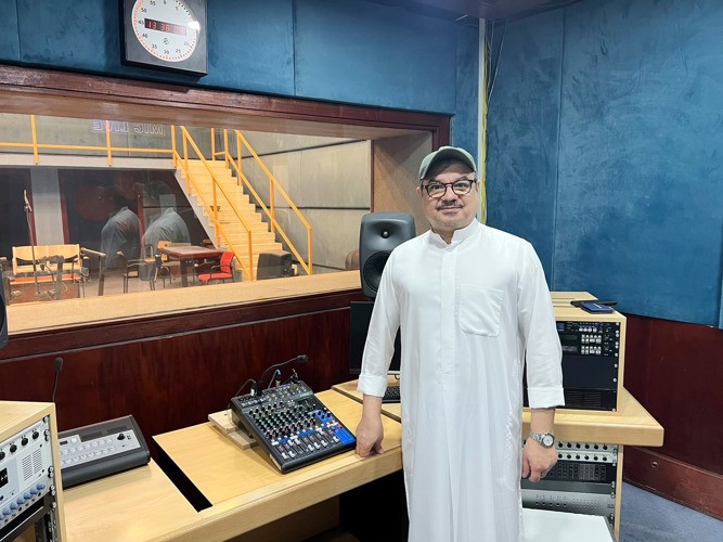 المخرج خالد المفيدي في الاستديو