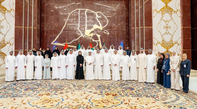 مساعد وزير الخارجية لشؤون القنصلية السفير عزيز الديحاني والوكيلة المساعدة للشؤون القنصلية بوزارة الخارجية الإماراتية الشيخة حصة بنت سلطان بن خليفة آل نهيان مع المشاركين في الاجتماع بلقطة جماعية
