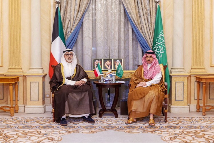 وزير الخارجية الشيخ جراح الجابر خلال الاجتماع مع وزير الخارجية السعودي صاحب السمو الأمير فيصل بن فرحان
